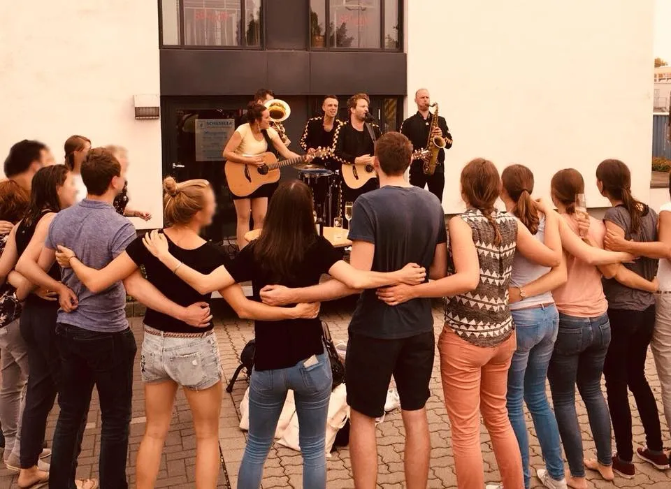 Frauen und Männer bei der Galerie-Show, Vielfalt und Gleichberechtigung im Fokus.